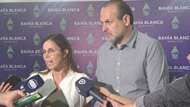 La responsable del Área de Niñez de Bahía Blanca, Romina Pires, junto al intendente, Federico Susbielles. (Archivo)