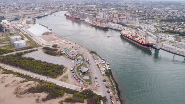 Imagen imponente de Puerto Quequén, en la desembocadura del río homónimo, cuyas orillas descansan en los márgenes de las ciudades bonaerenses de Necochea y Quequén.