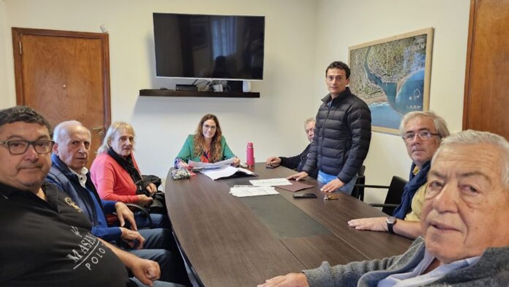 la presidenta del Consorcio de Puerto Quequén, Jimena López, se reunió con los vecinos de la Asociación Civil Fomento por la Salud del Hospital Irurzun.