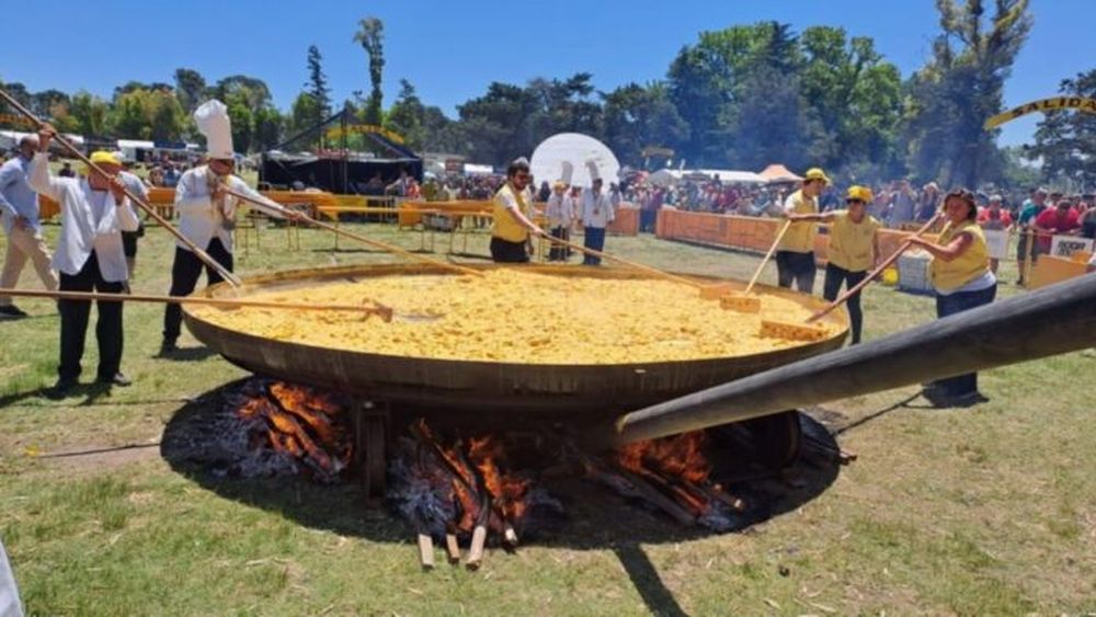 En diciembre la Cofradía de la Omelette Gigante y Gratuita de Pigüé cumplirá 25 años. - La Nueva -