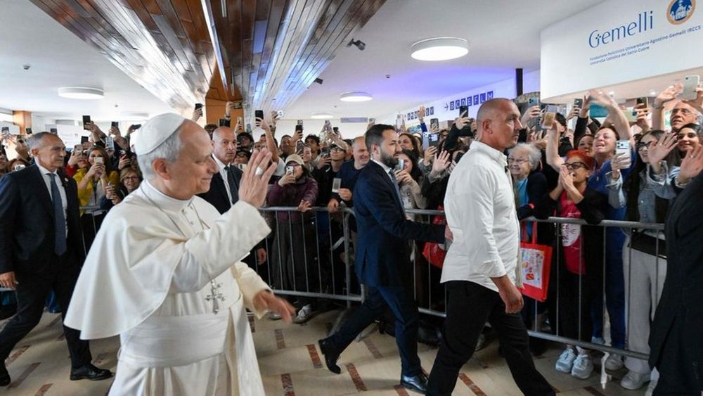El papa León XIV, al ingresar este martes en el Policlínico Gemelli.