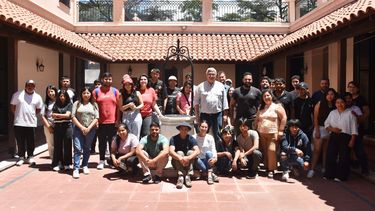 El ministro Javier Rodríguez con los jóvenes que participaron del encuentro sobre Agricultura Familiar.