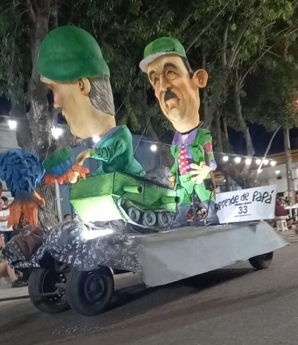 Carroza con simbología nazi en Los Toldos. (Facebook)