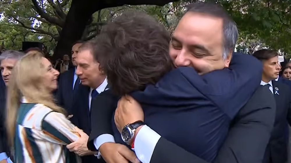 El significativo abrazo con Manuel Adorni.