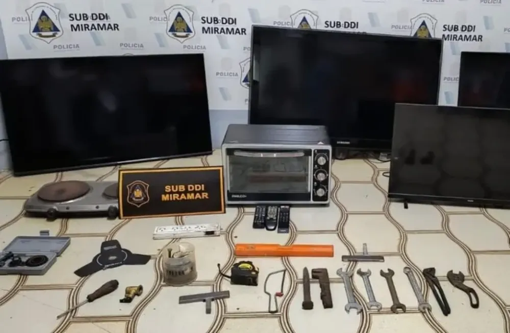 El botín encontrado en las viviendas de los policías. - La Capital -
