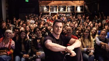 El profesor de historia Pablo Borda llena teatros en el marco de su gira federal.