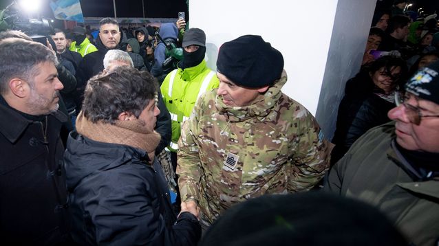 Axel Kicillof en Tierra del Fuego con ex combatientes de Malvinas.&nbsp;