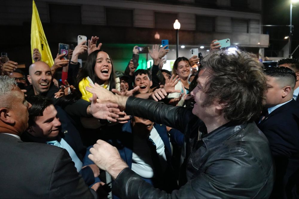 El presidente Javier Milei saluda a sus seguidores.&nbsp;