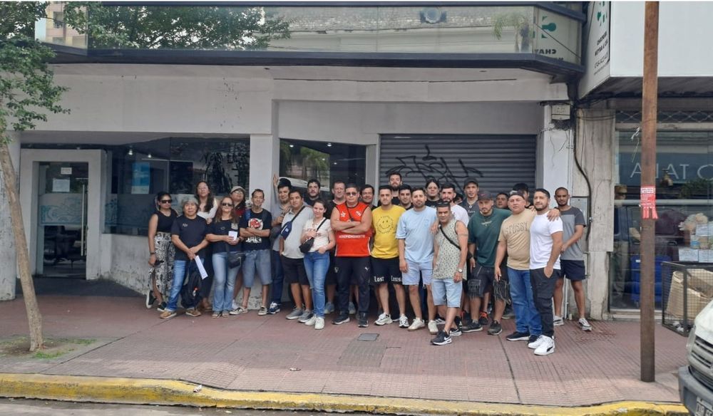 Los trabajadores despedidos de Color Living en Pacheco.