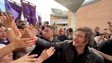 El presidente Javier Milei saluda a sus seguidores. 