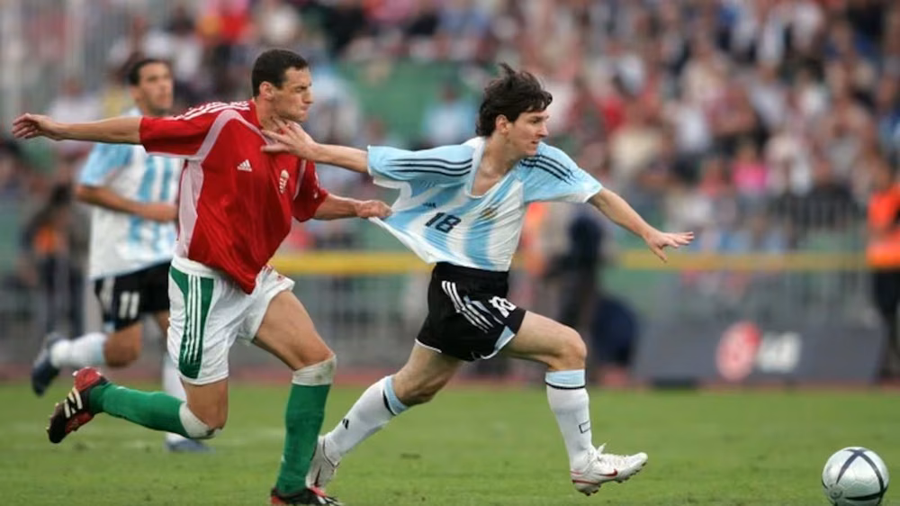 El debut ante Hungría, el 17 de agosto de 2005. Sólo jugó 92 minutos porque lo expulsaron.