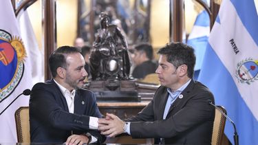 Los gobernadores Valdés y Kicilloff, en un encuentro en Corrientes.&nbsp;