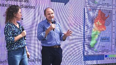 Pablo Mercuri, director del Centro de Investigación de Recursos Naturales (CIRN) y Natalia Gattinoni, meteoróloga del Instituto de Clima y Agua del INTA, en Expoagro.&nbsp;