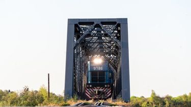 Un tren recorriendo las vías del país.
