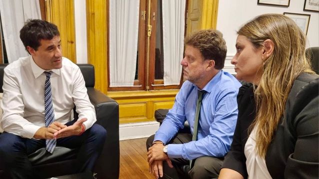 Maximiliano Abad junto a&nbsp;Diego Garciarena y Nerina Neumann.