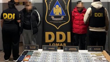 La viuda negra y su novio al ser detenidos. En primer plano, a mitad de los dólares que, según la víctima, le fueron sustraídos.