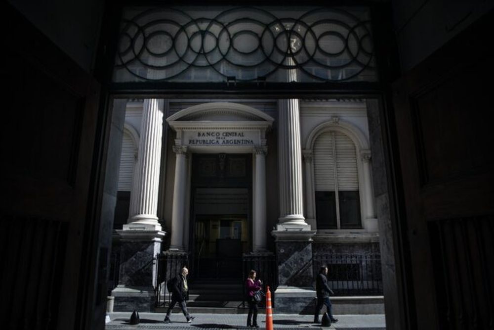 Personas caminan frente a la sede del Banco Central de la República Argentina (BCRA). (Xinhua/Martín Zabala)