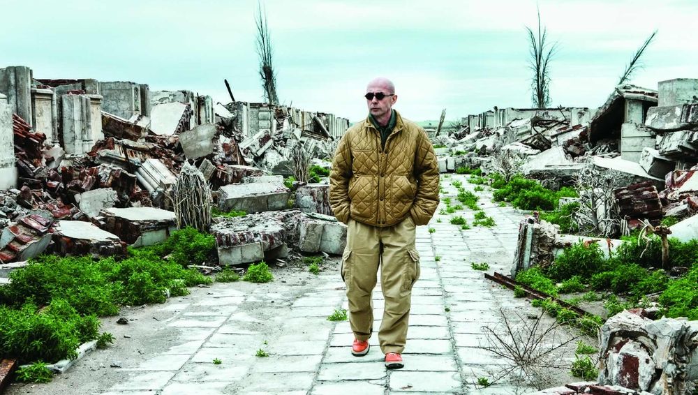 Año 2015. El Indio Solari recorre las ruinas de Epecuén durante una producción fotográfica de Edgardo Kevorkian.