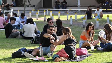 Familias y amigos disfrutan del Hipódromo de La Plata.&nbsp;