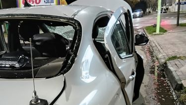 El auto que explotó en una esquina de Bahía Blanca.