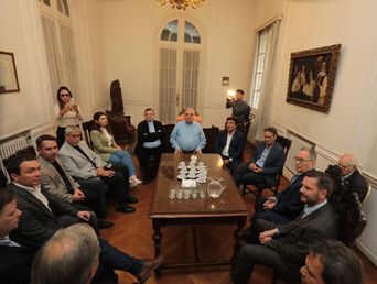 Colombo en la reunón con Katopodis y los intendentes. Colombo en la reunón con Katopodis y los intendentes.