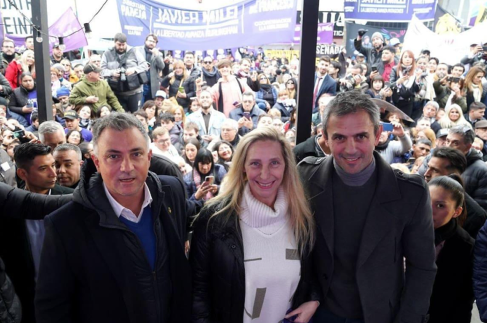 La Secretaria General de la Presidencia y titular de LLA, Karina Milei; el armador de campaña en PBA, Sebastián Pareja (izq.); y el Presidente de la Cámara de Diputados, Martín Menem (der.). (LLA)