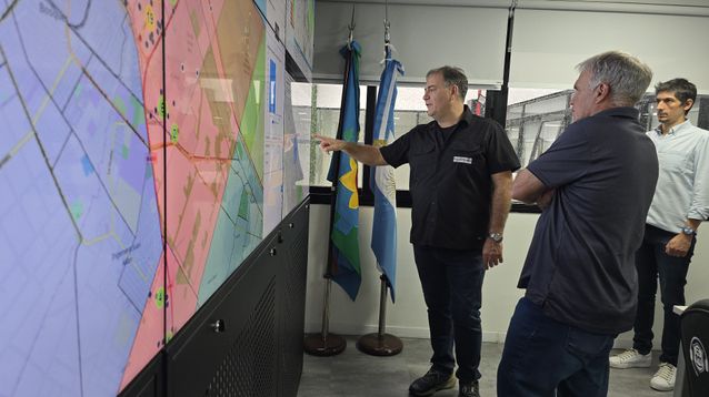El ministro de Seguridad bonaerense, Javier Alonso, en un CATE 911.