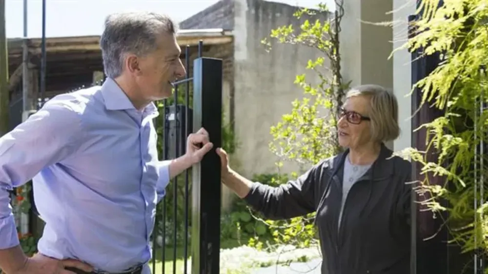 Macri, en un timbreo durante la campaña que lo llevó alapresidencia en 2015.