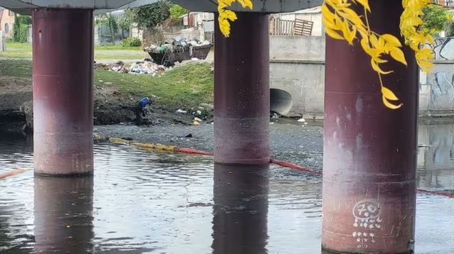 El arroyo El Gato, en la cuenca del Río de la Plata, contaminado.