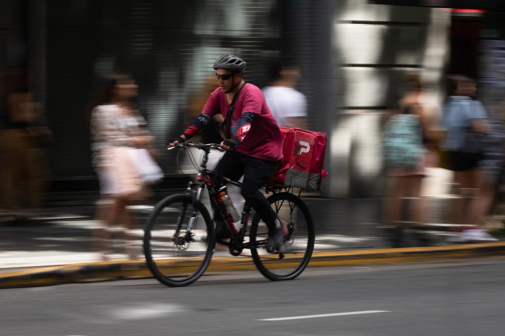 Un trabajador de una empresa de delivery en la ciudad de La Plata.&nbsp;