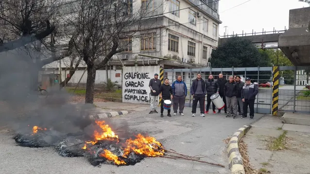 La protesta de los trabajadores despedidos en la puerta de Fisipa.