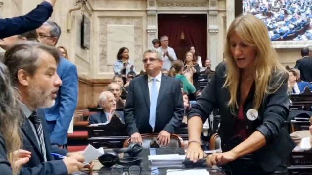 Carignano mientras desconecta los clabes de audio. Carignano mientras desconecta los clabes de audio.