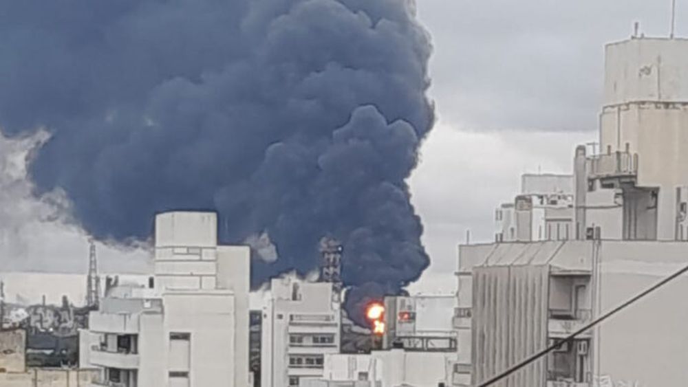 Incendio en la refinería de YPF. - DIB -