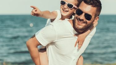 El sol puede dañar la vista a través del efecto de la luz ultravioleta, que no se percibe por estar fuera del espectro lumínico que capta el ojo.