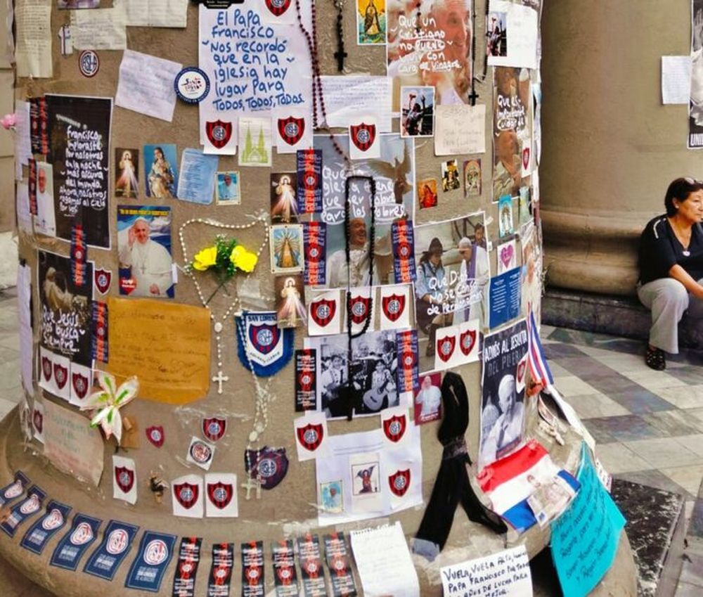 La Catedral de Buenos Aires, llena de escudos y fotos que recuerdan a Francisco. (DIB | Gabriela Metayer)