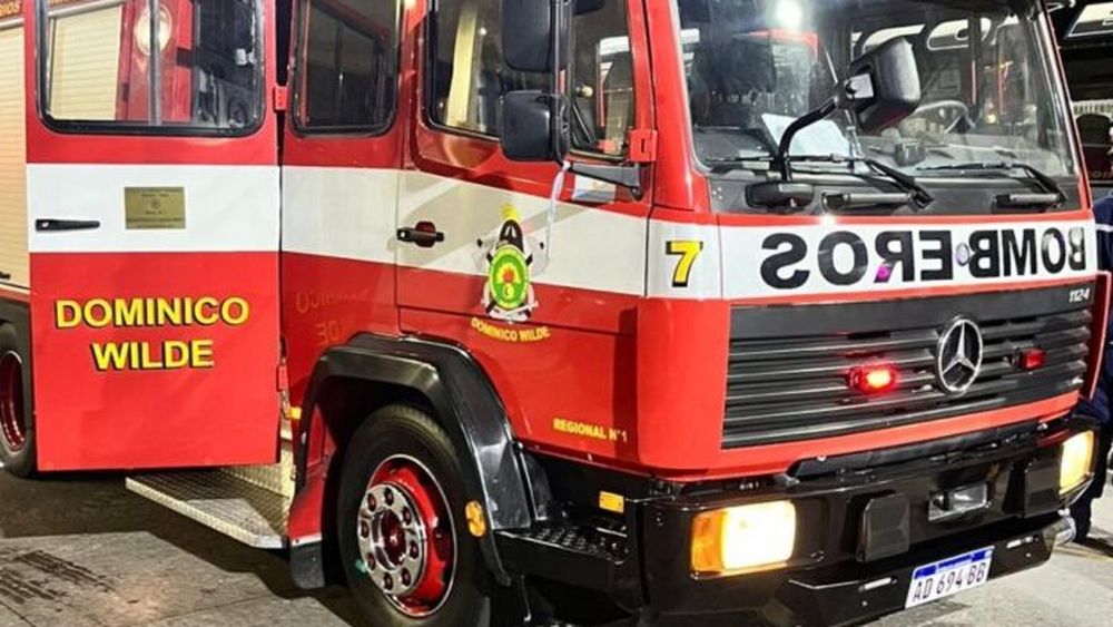 El fuego fue dominado por bomberos de Villa Domínico-Wilde. (Facebook)