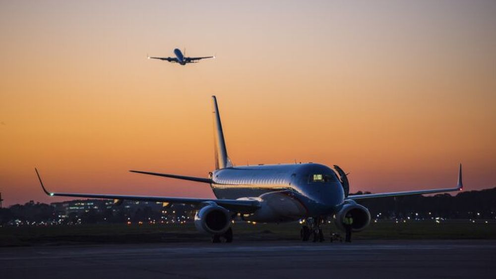 Un avión despegando.