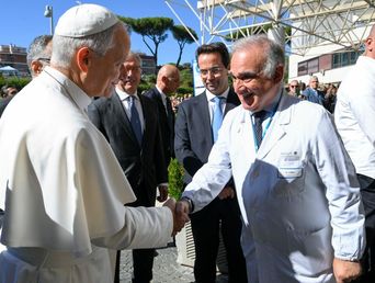León XIV al llegar al Hospital Gemelli, saludando a su médico.&nbsp;