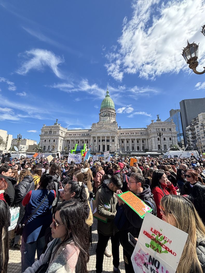 Miles de personas en las afueras del Congreso siguieron la sesión del Senado por Discapacidad.