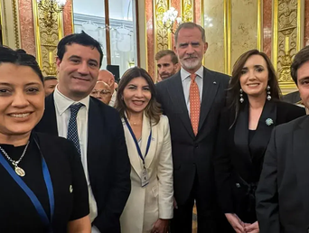 Abad y Villarruel junto al rey de España, Felipe VI.