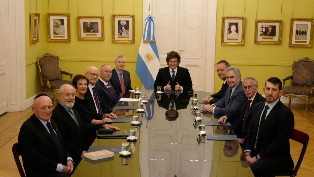 Adorni con Milei a su lado, en el encuentro con el presidente de B’nai B’rith Internacional.