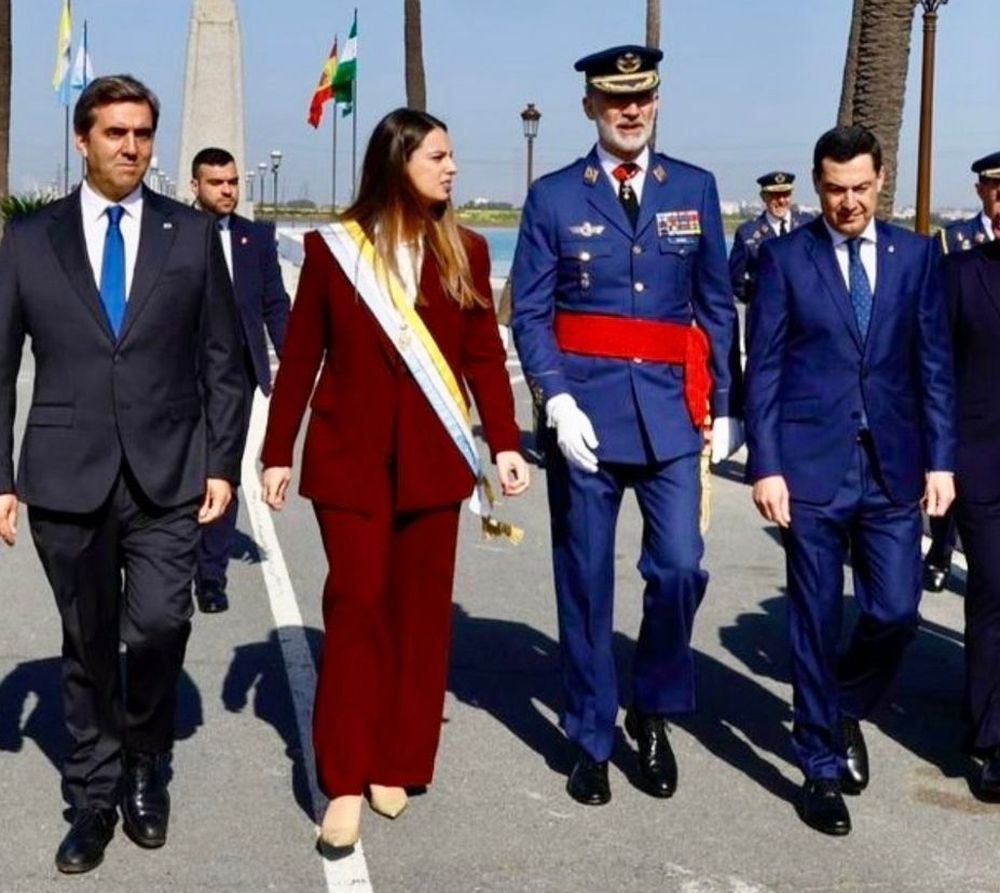 Boto, la alcaldesa local Milagros Romero, Felipe VI y el presidente de la Junta de Andalucía, Juanma Moreno. Boto, la alcaldesa local Milagros Romero, Felipe VI y el presidente de la Junta de Andalucía, Juanma Moreno.