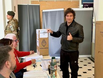 Javier Milei votó en Almagro, en la Sede Medrano de la UTN.