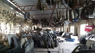 Una serie de autopartes de vehículos en un desarmadero.