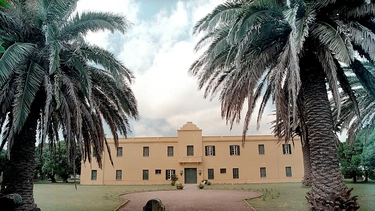 El Hotel Quequén, ícono de los veranos de lujo y tranquilidad que pasaban las familias porteñas de élite en las costas de Necochea. (Archivo Ecos Diarios)&nbsp;
