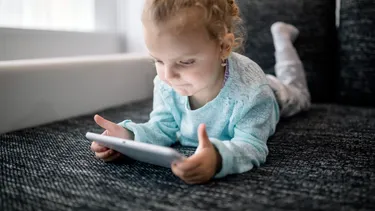 Todo un desafío para los padres: limitar la cantidad de horas que pasa un chico frente a un pantalla. (NA) 