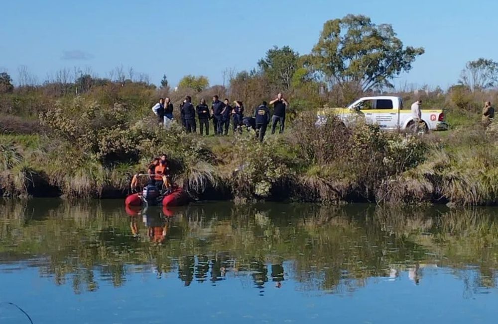 El cuerpo de la mujer fue encontrado a la vera del río Salado.