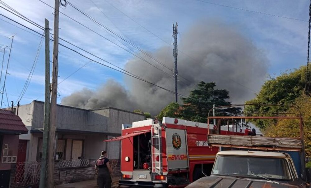 El incendio de la pañalera en Lomas del Mirador, en La Matanza. (Captura de video)
