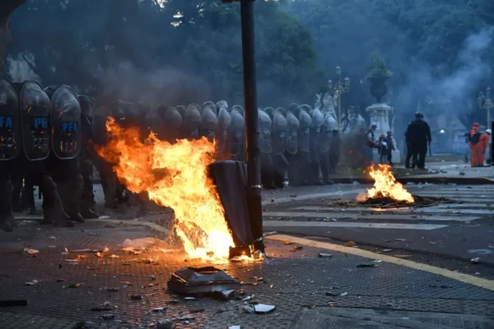 Una escena de las protestas en el Congreso de la Nación mientras se votaba la Ley Bases. (Somos Télam)