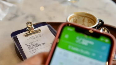 La propina digital, habilitada en bares, confiterías y deliveries.